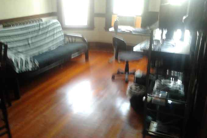living - Fantastic location! minutes to redline, Central sq,MIT, Harvard business sep.1 Apartments