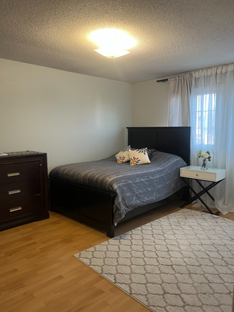 Bedroom 4 - Budget-Friendly Student Rental - UPPER UNIT - 4+2 rooms, 2 living rooms House