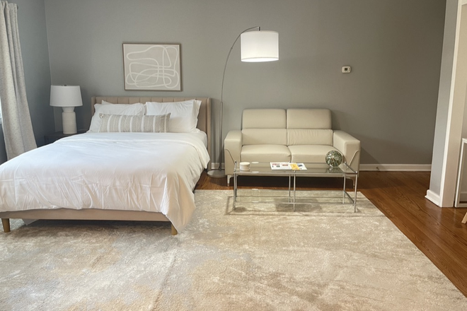 living space - FULLY FURNISHED PRIVATE LARGE BEAUTIFUL STUDIO WALKING DISTANCE TO LAW CAMPUS Apartments