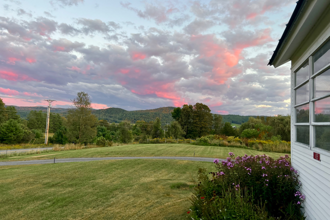 Front yard - White Farmhouse - 10 minutes from VLGS