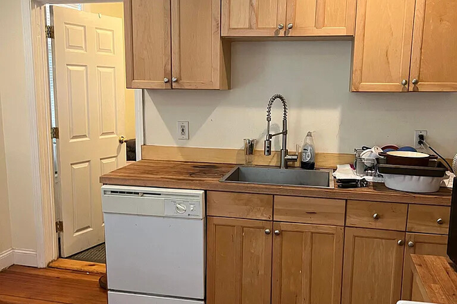 Call NOW for showings! 617-236-8600 - PLEASANT ST - *9/1/2025* LRG 4BR IN CAMBRIDGEPORT NEAR CENTRAL SQ MBTA W/ LNDRY IN BLDNG, 2 BATHS! Apartments