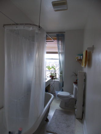 Bathroom - 1-bedroom apartment close to Homewood campus