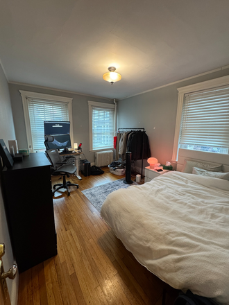 Living Space - 3 BEDROOM - NEWBURY ST, BACK BAY APARTMENT! AVAILABLE!