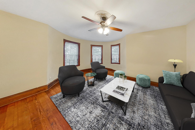 Spacious living room - Awesome 4 bed/ 1 bath in Mission Hill Triplex