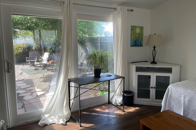 Bedroom with private entrance and view - Peaceful quiet private room - 15 minutes to UCI