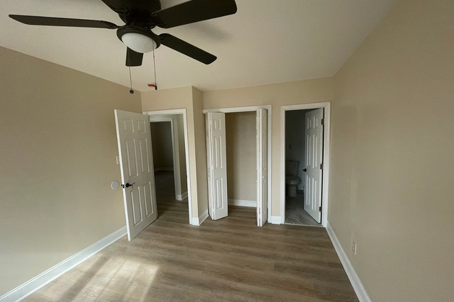 1 bedroom with private bathroom - 3 Bedroom / 2.5 bathroom part of condominium