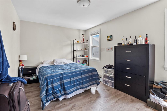 Bedroom with queen bed and office desk and wardrobe - Modern and spacious room, only 3 min walking from Brown University Apartments