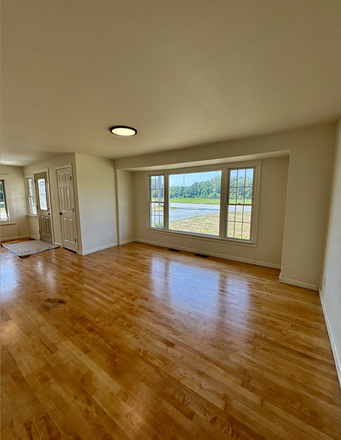 LIVING ROOM - 3 Bedroom House Near Campus and UVM Dairy Barn