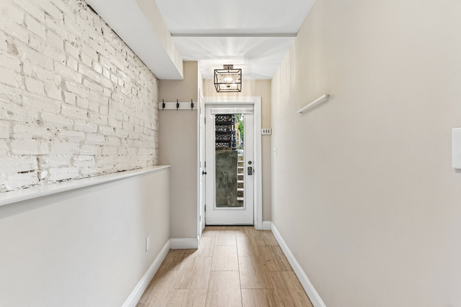 Bright - Sun filled 2BR Apt - W/D, Parking, Walk to Campus!