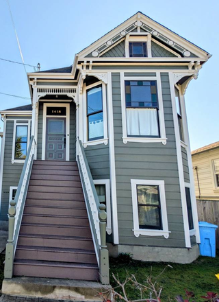 exterior - 2 bedroom Victorian flat w/ laundry & private deck