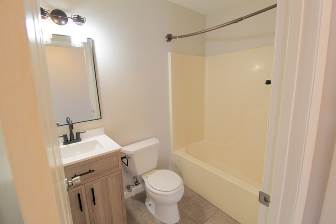 Bathroom - Amazing 2 bed - 2 bath condo for rent! Pre-leasing for the 26-27 school year!