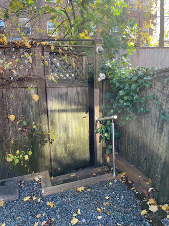 Locked gate to garden and apartment - Garden apartment