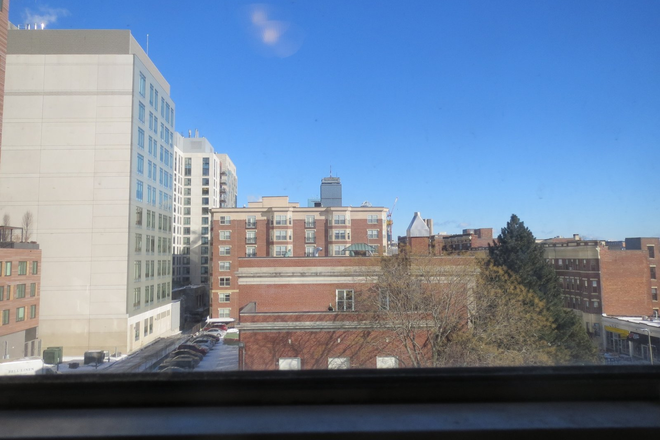 1 Bed Split - 105 Peterborough St. - NO Broker's Fee!!  -  Avail 9/1 - Comfortable Fabulous 1 BR Split on Peterborough St Apartments