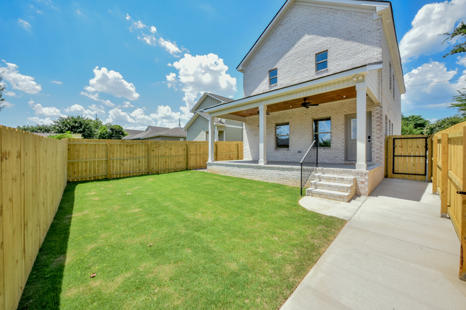 Back Yard - 4 Beds/4.5 Baths - 1 Mile from Coleman Coliseum House