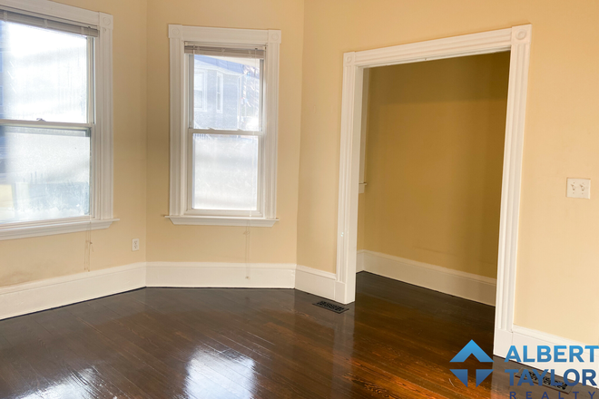 Bedroom #1 - 1st Floor 6 Bed 1 minute from Green Line!! Apartments