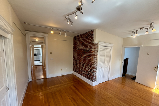 Bedroom - Beautiful 3 bed 2 bath steps from Central Square Apartments