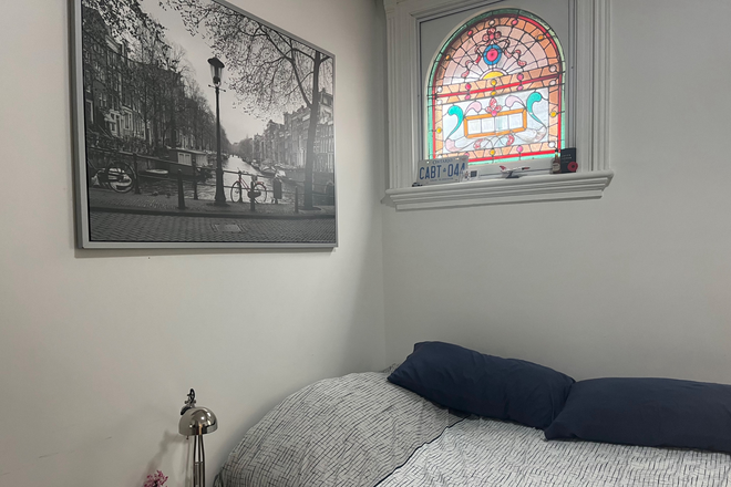 Bedside - 1 Furnished Dorm-Style Studio, 5 Minutes to Campus, All Utilities included, 1 Minute to TTC