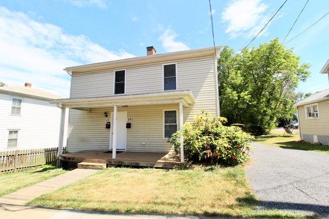 front of home - Pre-lease this 2-bed, 2-bath downtown duplex for 25-26—modern, comfy, and close to campus! Rental