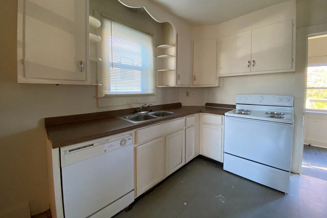 Kitchen - Downtown home for rent for the upcoming school year!