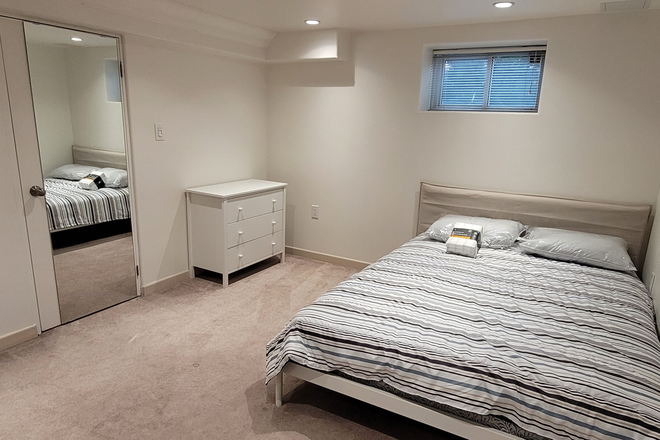 Extra Large Bedroom Queen Bed - Share 3 Bedroom  Palmerston Blvd & Bloor  Close to Campus