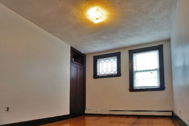 . - Sun drenched top floor 2 Bedroom apartment w/ a large deck