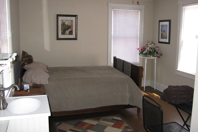 Venice Room - Furnished rooms-Chestnut St-Princeton Apartments