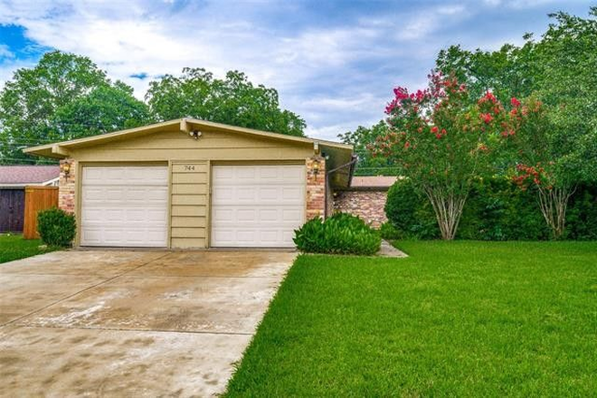 Front yard and driveway and garage - Greenhaven Avenue,  (5 min from UTD) - 3 Bedroom, 2 bath.  $850 per month per room House