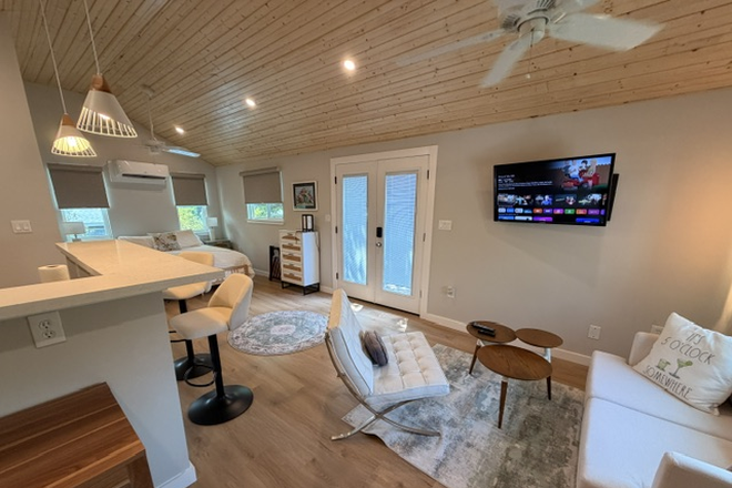 Main living area - Newly Remodeled, Fully Furnished Garage Apartment – prime east end location