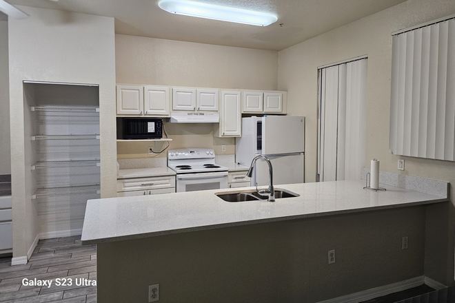 Kitchen - 4 bed/4.5 bath directly across from USF on 50th Townhome