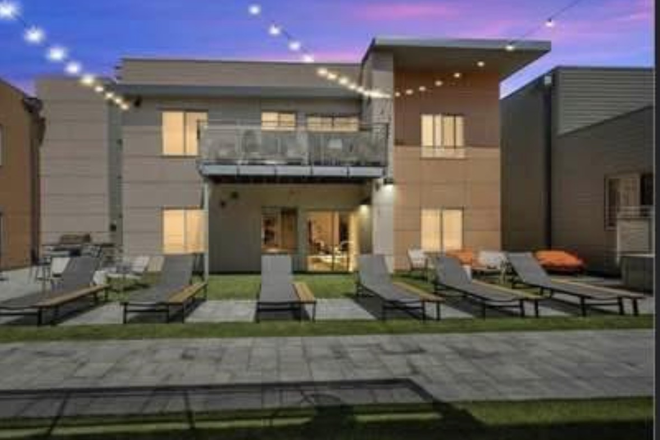 Outside Courtyard with grills and tanning chairs - Saga Boulder