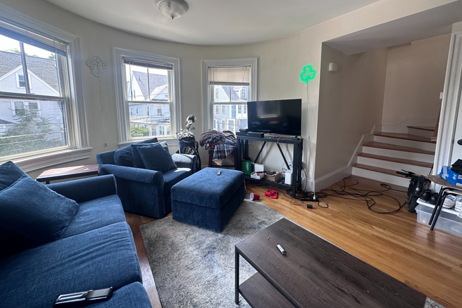 84 Linden St #2 - [9.1.2025] 3 beds / 3 baths for Sept 1st [2 floors] Apartments