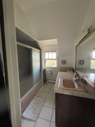 Shared bathroom - Hillside Road #13 House