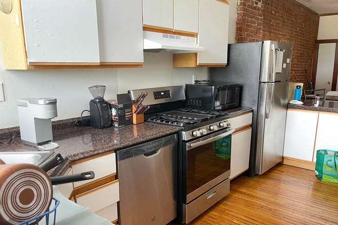 Kitchen - 5943 Kingsbury Ave 3W Apartments