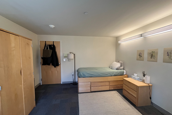 Bedroom - Ashdown House 3-bedroom suite (summer sublet)