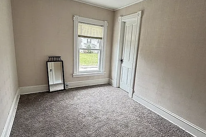 Bedroom Option - Spacious Willimantic Home – Ideal for Students & Young Professionals