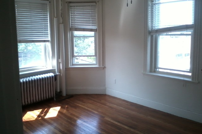 hubrealtyproperties.com - Wonderful front view one bedroom, with large kitchen, in Fenway Apartments