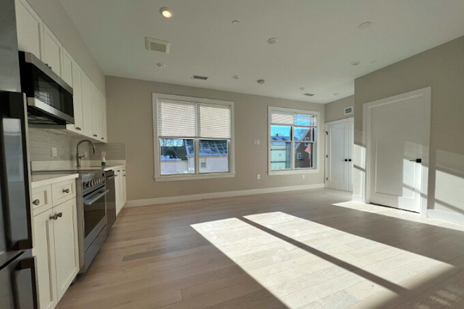 . - STUNNING 1 BED WITH IN-UNIT LAUNDRY, NO BROKER FEE!! AVAIL 9/1/2026!! Apartments