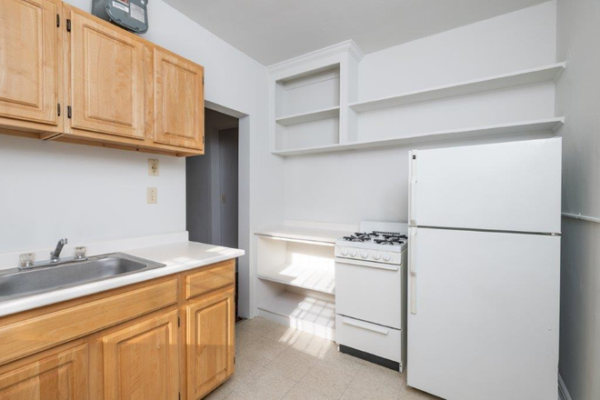 . - **NO BROKERS FEE!!* Sunny 1 Bed / 1 Bath w/ HEAT&HOT WATER INCLU.! Apartments