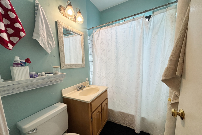 bathroom - Charming top floor 2 bed with parking - NO FEE! for 9/1 Apartments