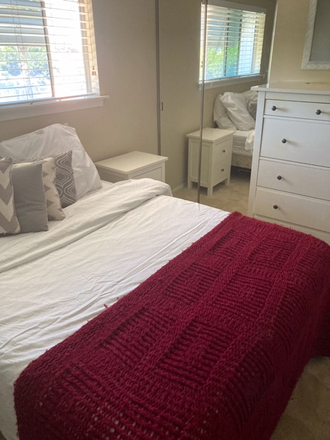 Queen bed - 3.5 miles to UCSD  HARMAN CASA  CLOSE TO CAMPUS