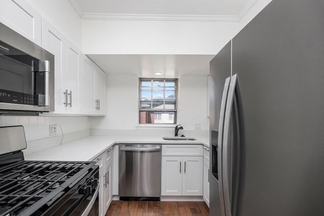 LIVING - 3 BED/2 BATH WITH HEAT AND HOT WATER INCLUDED! 8/15/25!