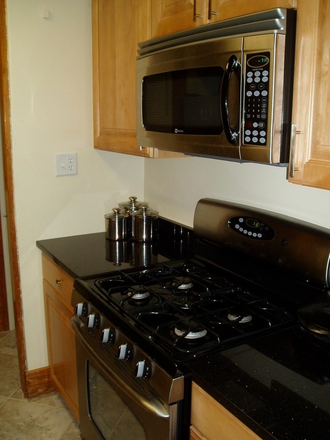 Granite & Stainless Steel - 3 Bedroom Home 0.2 Miles From UIHC - Aug 1 - Pet Friendly - Granite - Parking - Washer