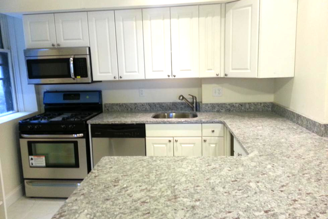 visit hubrealtyproperties.com - Great 3 bedroom with new kitchen, breakfast bar, walk to campus, available 9/1/25 Condo