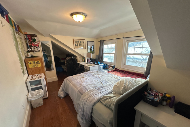 Bedroom - GREAT BEDROOM IN MISSION HILL 5 BED/2 BATH | IN UNIT LAUNDRY | OVERLOOKING PARK | SUMMER SUBLET