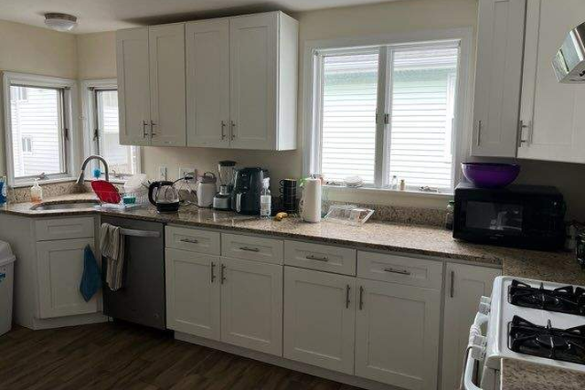 kitchen - No Broker Fee - Spacious Renovated 4BR Apartment – Walk to Tufts – June 2026