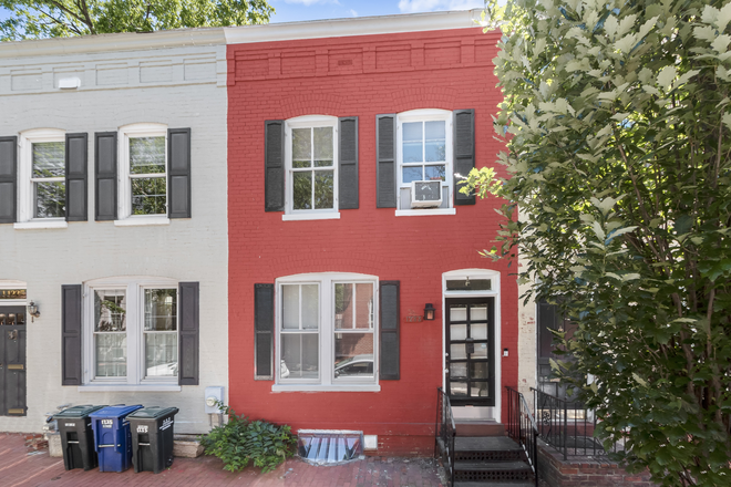 1233 33rd St NW, 1 Block to M Street - Georgetown 5-Bedroom House for 2028-29