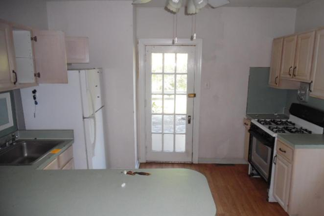 2nd floor kitchen - 2 roomates needed, 2 min walk from Drexel Elkins Park Campus House