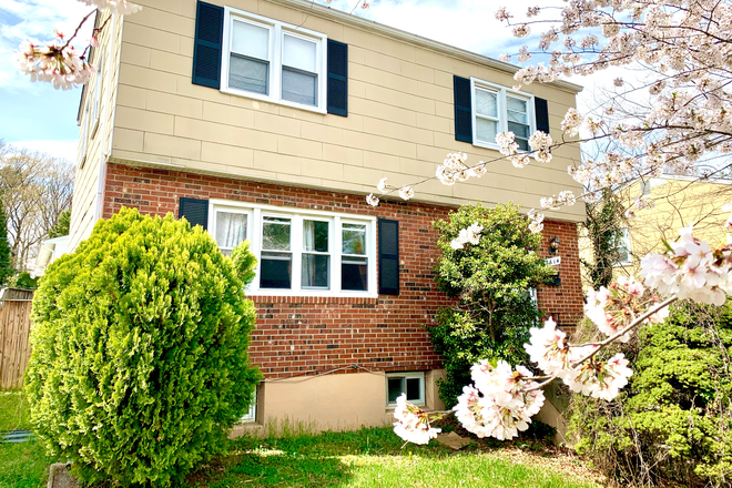 Home Sweet Home - FANTASTIC 5-BEDROOM, HUGE NEW KITCHEN, DESIGNER BATHS, GLEAMING HARDWOODS, GIANT DECK. AVAIL AUG 1! House