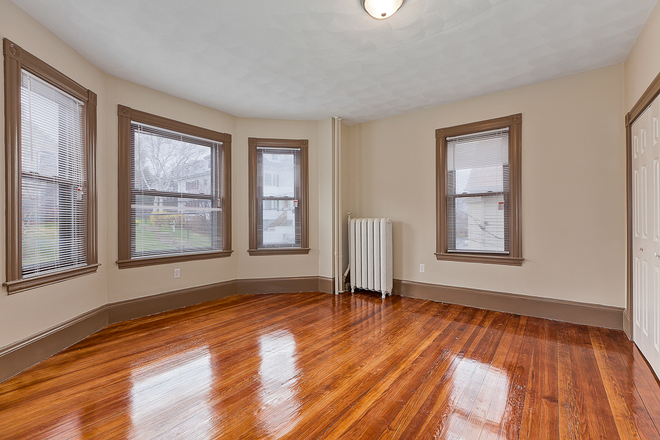 1 - SEPT 2026 – Renovated East Boston 5 Bed / 2 Bath with Deck, Student OK! No Broker Fees! Apartments