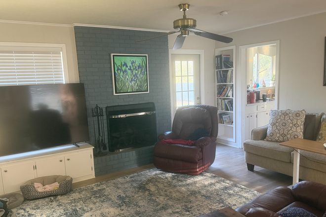 family room / den - Great House / Great Neighborhood / Great Landlords